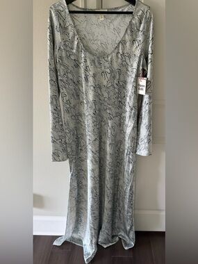 Open Edit Long Sleeve Maxi Dress in Green Ivory morph snake Print size xlarge